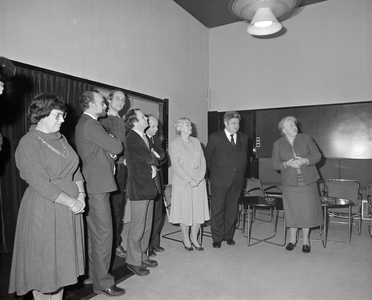 885148 Afbeelding van de bijeenkomst voor de onthulling van een geschilderd portret van oud-burgemeester H.J.L. Vonhoff ...